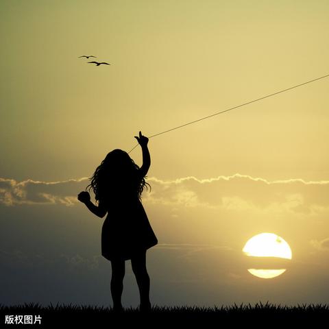 (老师对送礼的家长的孩子偏心这种怎么办)老师愤怒批评家长：为何送孩子上学总是迟到，影响学习和纪律