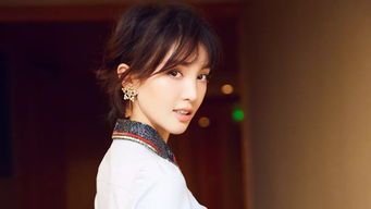 关晓彤与王安宇外婆家同游，庭院宜人，恩爱甜蜜，欢乐时光留影哈哈。