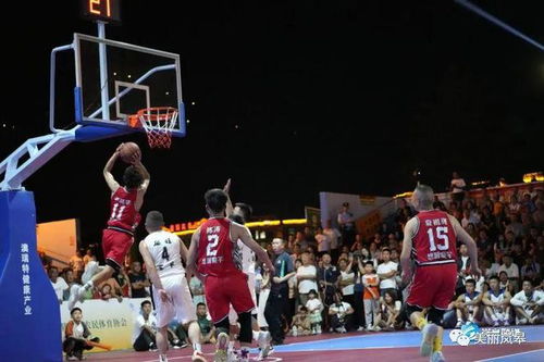 王尔古雷在赛场上为勇士队热情喝彩，见证团队团结与奋发向上的精神