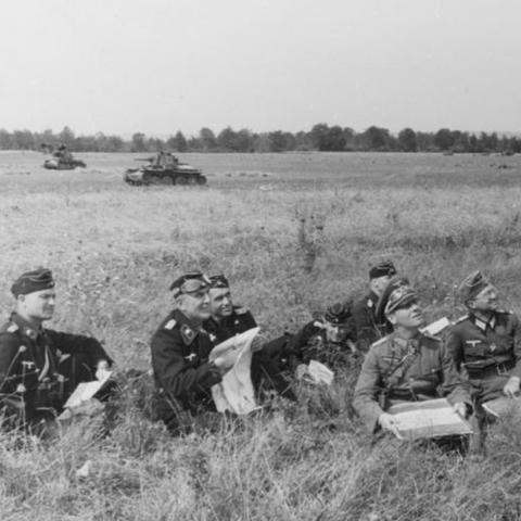 深度解析：揭秘进击炮炮兵攻略，详细解读战略布局和角色运用要点