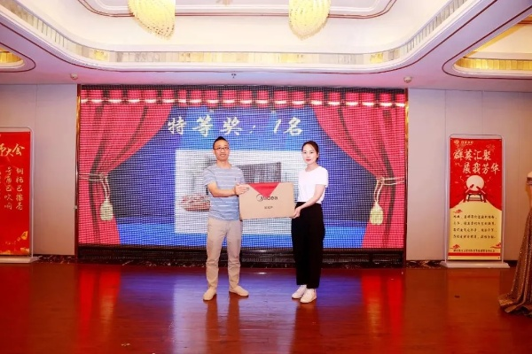 群英荟萃，智慧与才华交相辉映，优秀人才汇聚一堂，共同谱写辉煌篇章