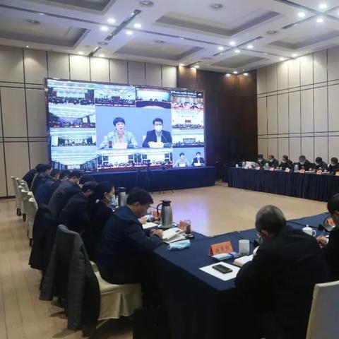 (临门一脚 近义词)即将迈出的一步：临门一脚的同义短语及近义词展示