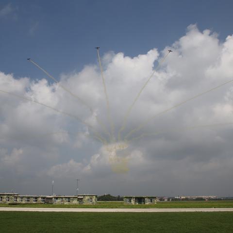 (天天空战英雄下载)天天空战英雄红包版，挑战空中飞行，抢红包大奖赢不停
