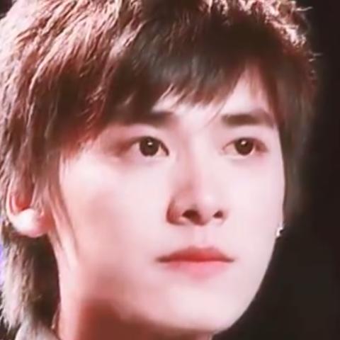 (璀璨星途是什么游戏)璀璨星途为什么凉了？探寻明星背后的残酷现实和成功之路