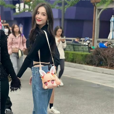 (北京环球影城新晋网红)在北京环球影城偶遇娜扎，网友分享惊喜瞬间与美好回忆