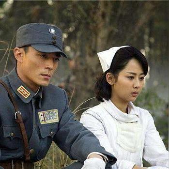 英勇无敌：以三国之兵临天下高月为主题，探讨历史决策制定与实施中的智勇浑然