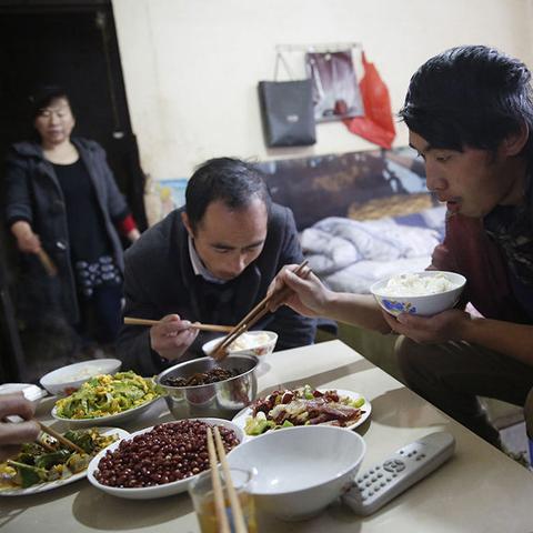 (有没有好玩的厨房做饭游戏?)沉浸式体验：在家厨房做饭游戏享受美食盛宴